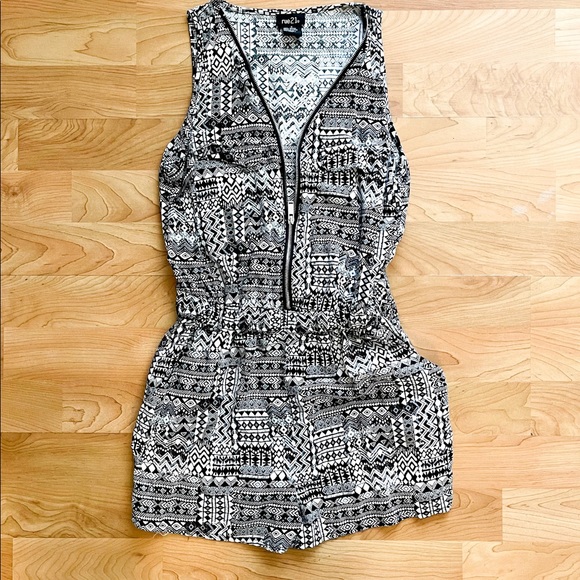 Rue21 Tops - 🔥3/$15🔥5/$20 SALE Rue 21 Black and White Aztec Print Romper